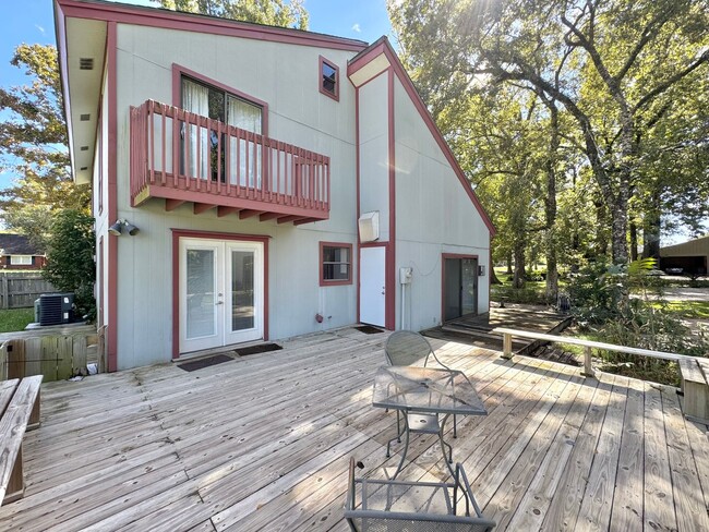 Building Photo - Spacious Baton Rouge Beauty on a Tree-Shad...