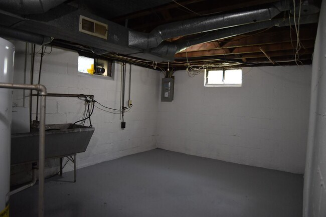 Building Photo - 3 Bedroom Home in Clintonville!