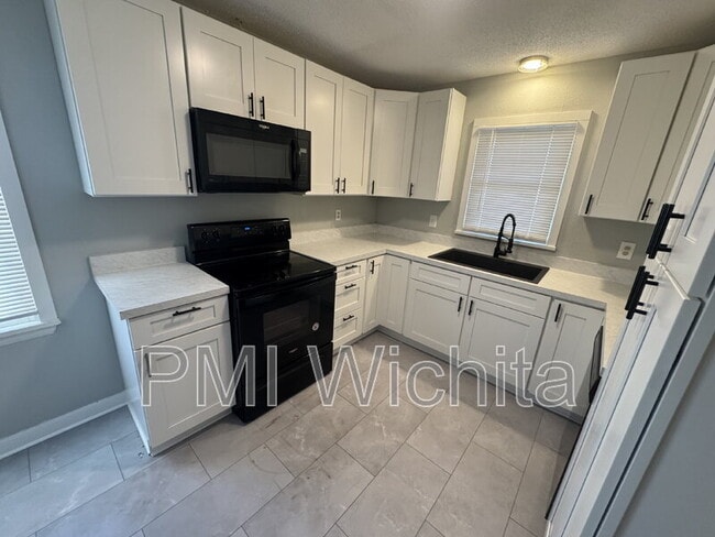 Building Photo - 923 N Sheridan St