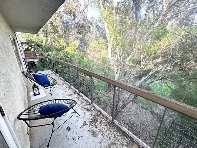 Building Photo - 330 S Barrington Ave