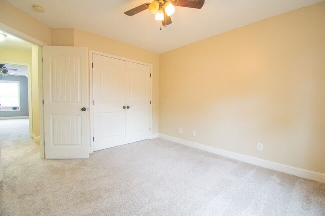 Building Photo - Available March 1! 4 Bedroom 2.5 Bathroom With Bonus and Screened in Porch!