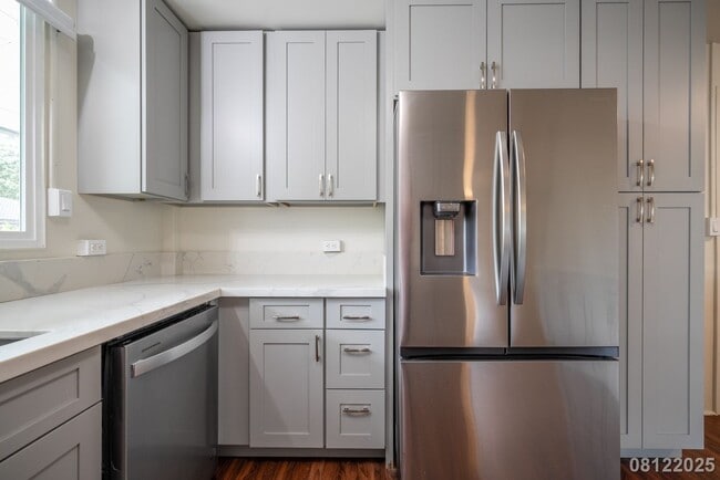 Building Photo - UPGRADED 4BR 2BA House in MANOA with SPLIT...
