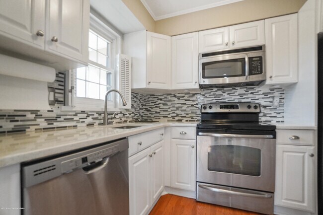 Building Photo - 1118 Wellington Pl