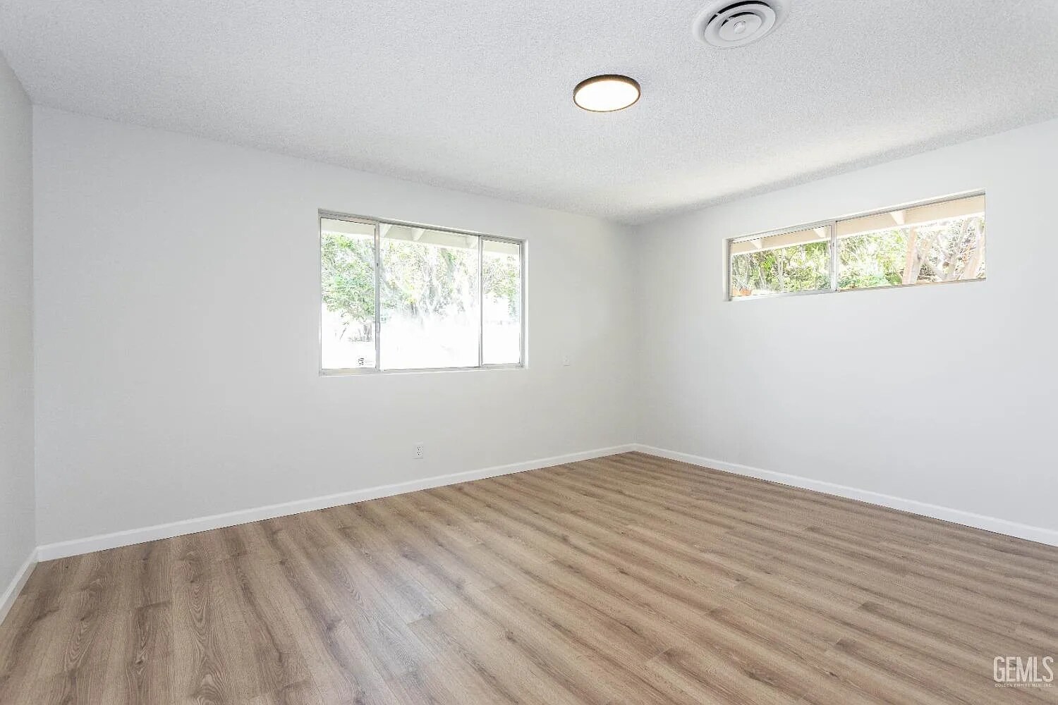 Building Photo - 2401 Rio Vista Dr