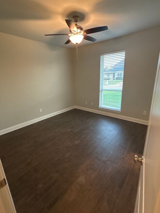 Building Photo - Beautiful South Tyler Rental in Royal Vist...