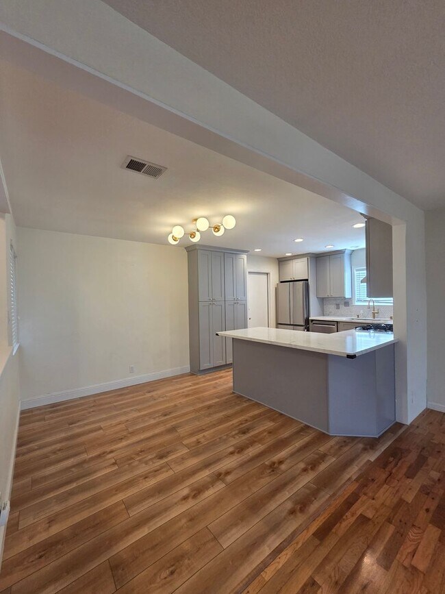 Building Photo - 3 bedroom 2 bath East Petaluma