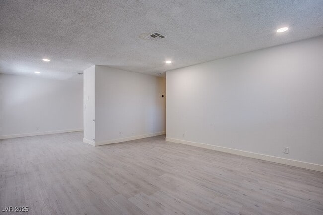Building Photo - 5009 Evergreen Ave