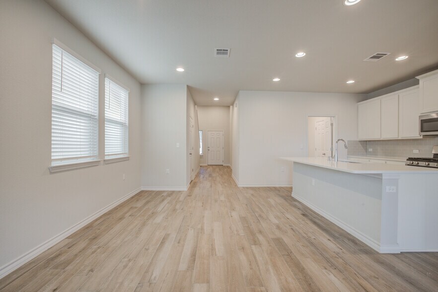 Living to Entry - 1602 Denesa Dr