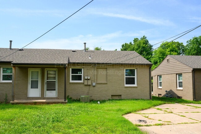 Building Photo - 6102 E Oakwood Dr