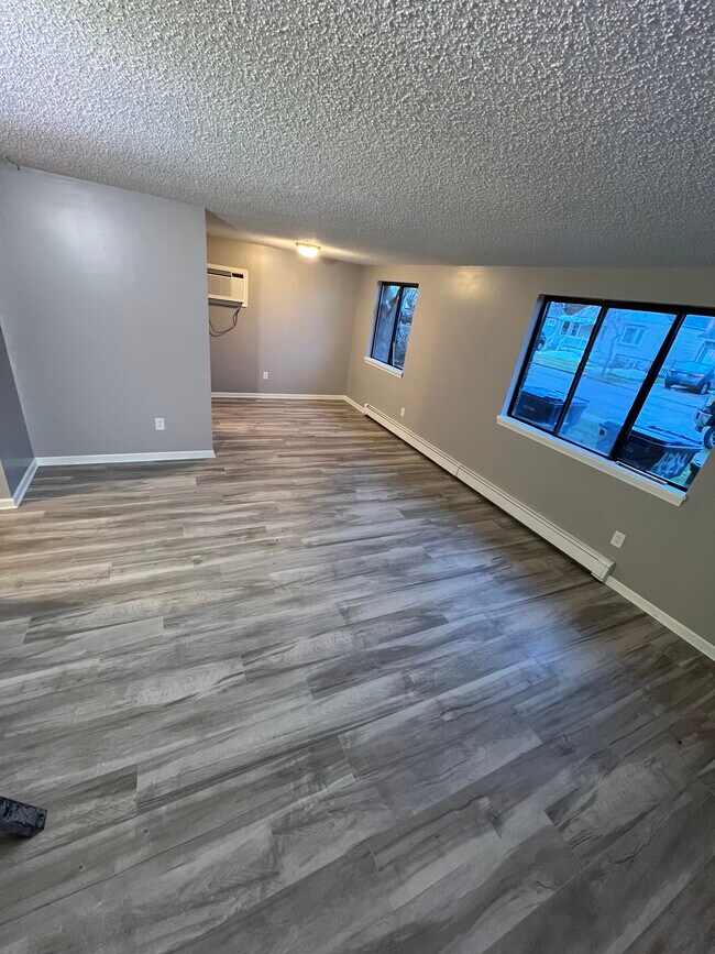 Building Photo - 164 Melrose St