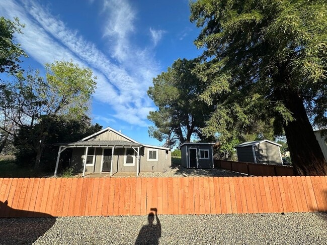 Building Photo - Charming One Bedroom in the Heart of Red Bluff! Pet Friendly!
