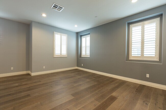 Building Photo - 2 Bedroom 2.5 Bath Townhome near Seabridge...