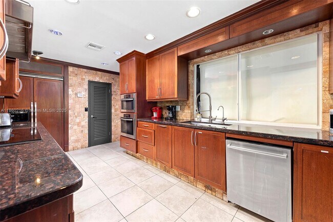 Building Photo - 250 NE 158th St