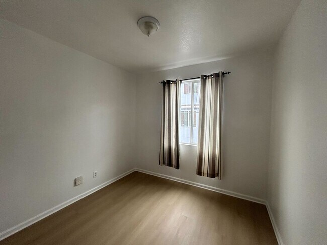 Building Photo - Modern 4-Bed, 4-Bath Townhome in Richmond’...