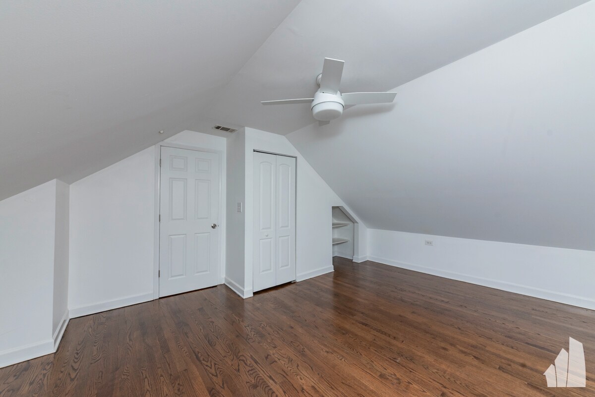 Building Photo - 1426 N Greenview Ave