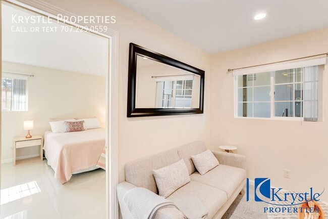 Building Photo - Elegant and Spacious 1 Bedroom, 1 Bathroom...