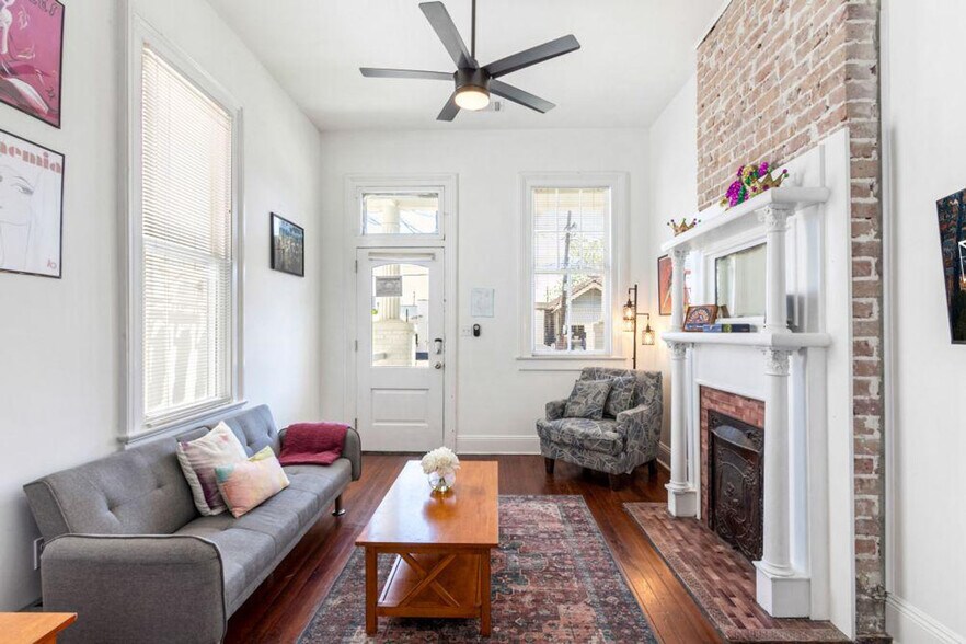 Primary Photo - 2430 Valence St