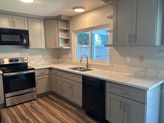 Building Photo - Nice 4 bedroom, 2 bath home