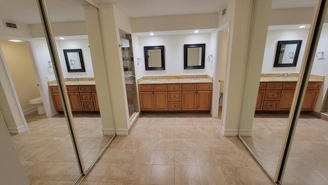 Building Photo - 606 6th Ln