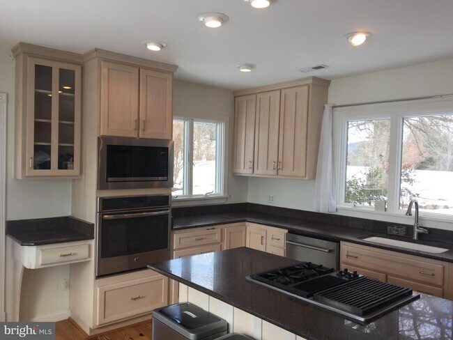 Building Photo - 873 Hawlin Rd