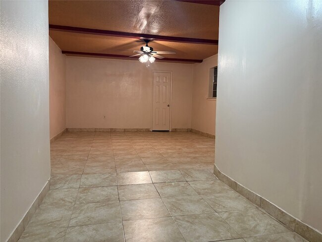 Building Photo - 415 Zinn Dr