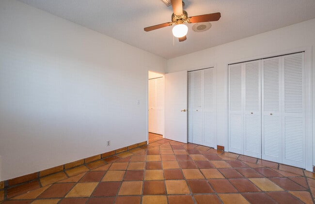 Building Photo - 1300 Walnut Terrace