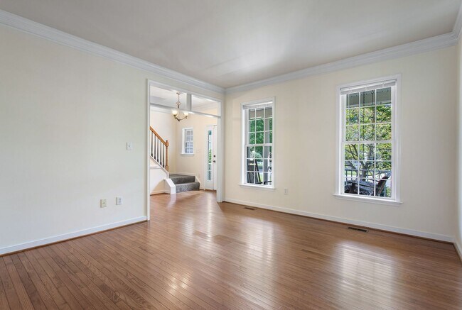 Building Photo - FABULOUS 5 BEDROOM RENOVATED HOME IN HAMPTON PARK