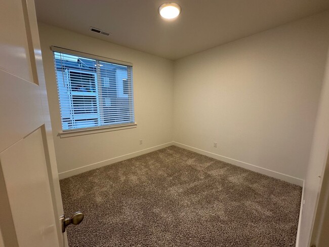 Building Photo - Like New 3 Bd 2 Ba Condo With Garage