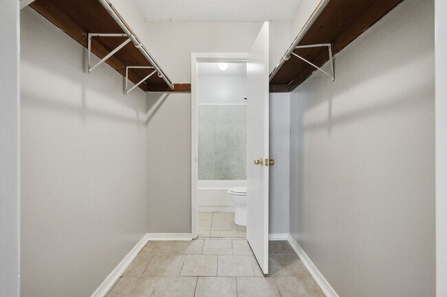 Building Photo - 8160 Stonebrook Dr