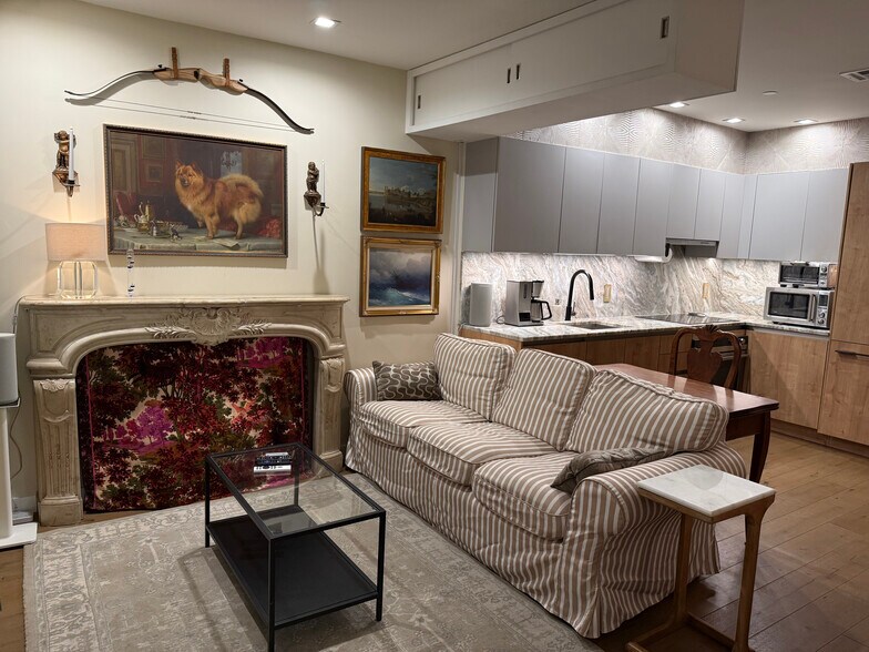 Building Photo - 44 Box St