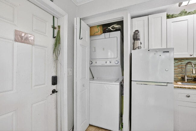 Building Photo - 3207 Marine Dr