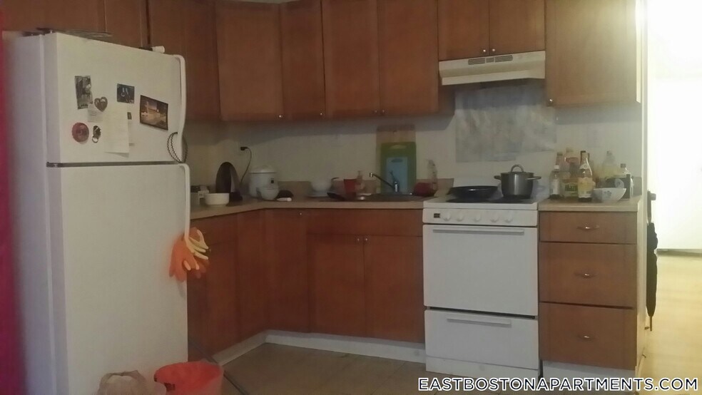 Building Photo - 210 Maverick St