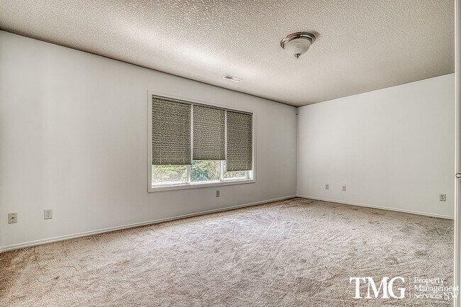 Building Photo - Large 4 Bed 2.5 Bath Home in Lakeshore!