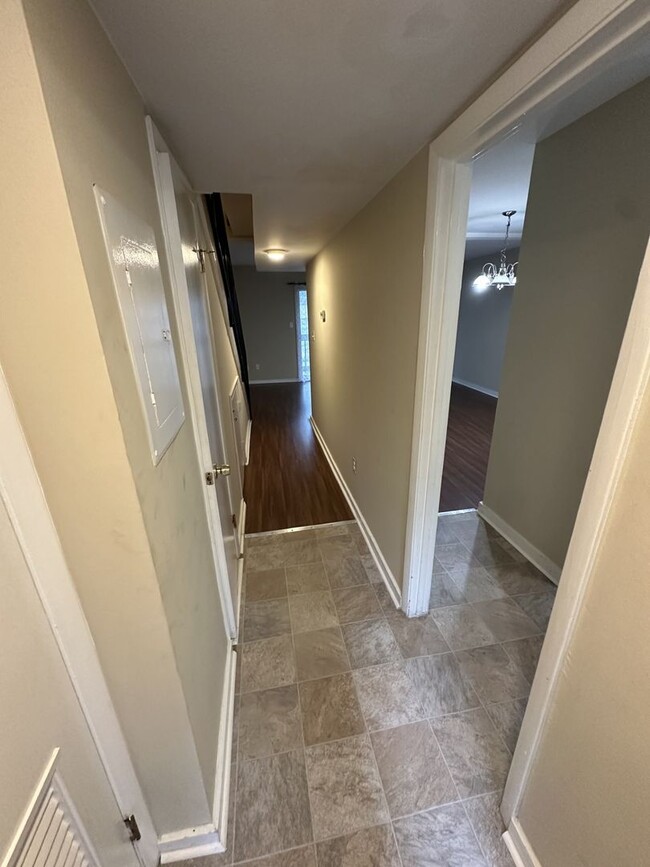 Building Photo - 2 bd 1.5 ba Townhome