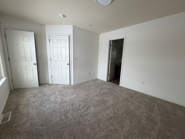 Building Photo - 12-12 Creekside Dr