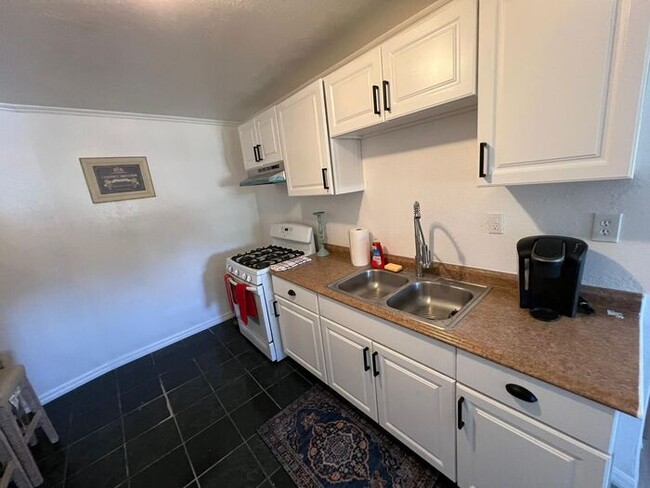 Building Photo - Furnished 1 Bed Home on Campbell Ave River...