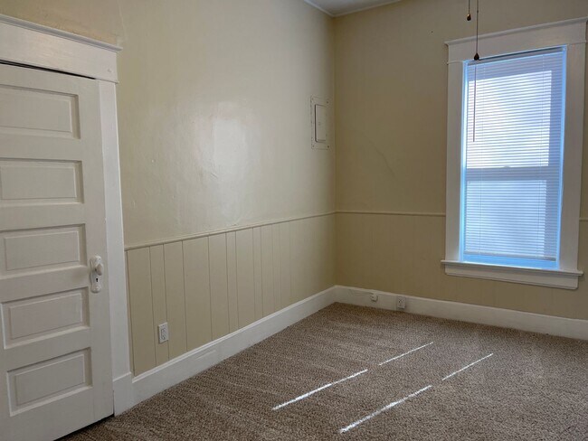 Building Photo - ADORABLE 3 BEDROOM HOUSE- FENCED BACK YARD