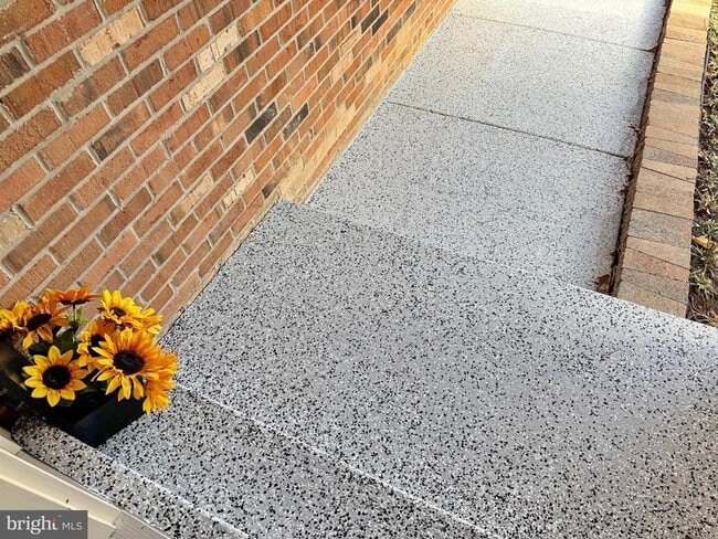 Building Photo - 401 Butternut Ct