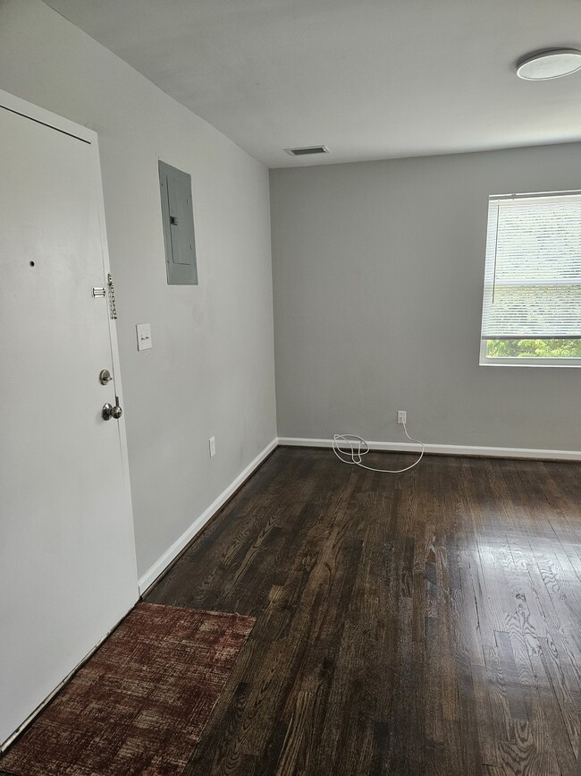 Front door entry to Apartment - 3039 30th St SE