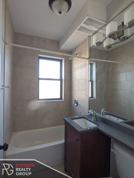 Building Photo - 560 W Arlington