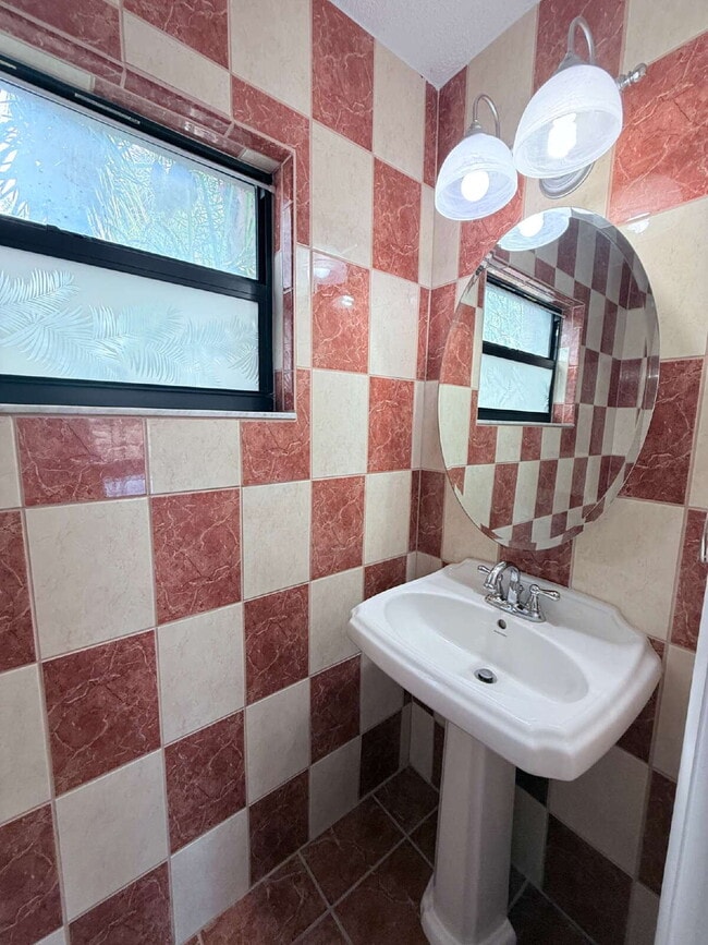 Building Photo - Moving Ready! 2 bedroom and 2 1/2 Bathroom