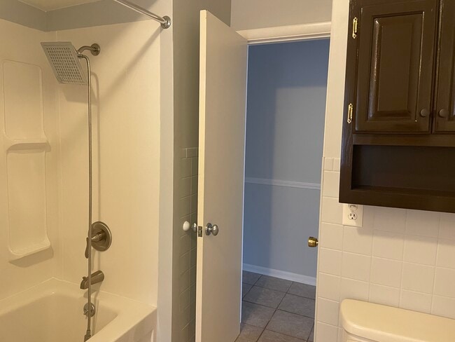 Building Photo - 565 E Chadwick Dr