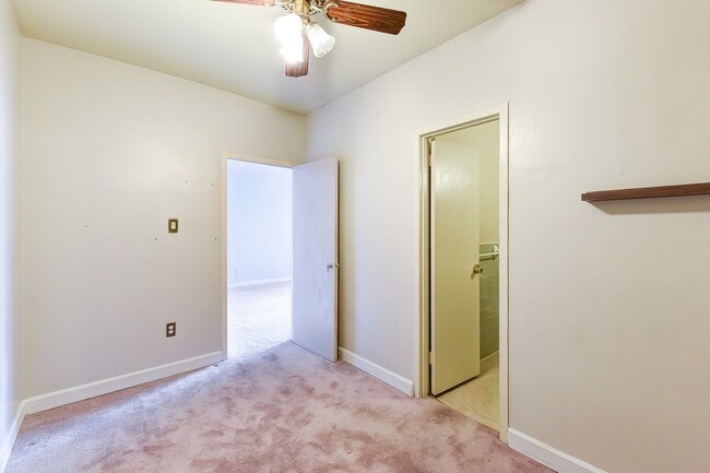 Building Photo - Charming & Bright Studio at River Place No...