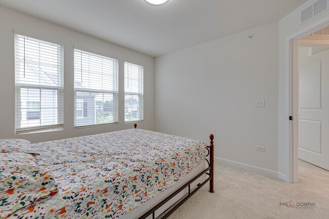 Building Photo - 121 Yorktown Ct