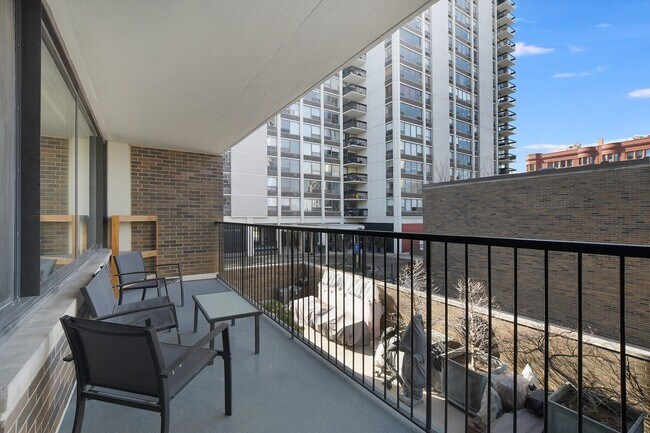 Building Photo - 1555 N Sandburg Terrace