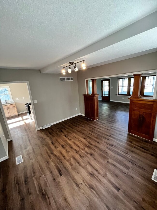 Building Photo - Charming 3 bedroom, 2 bathroom home in the heart of Des Moines, IA