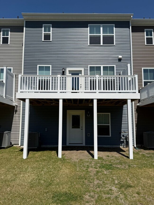Building Photo - Stylish Townhome Overlooking River Marsh Golf Course- RENT SPECIAL Free 2nd Months Rent