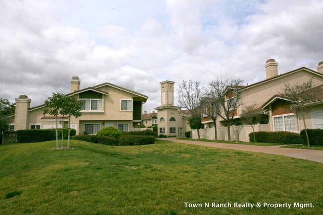 Building Photo - 3Br 2 1/2Ba, 2 Story Condo Avail May 1st short term lease