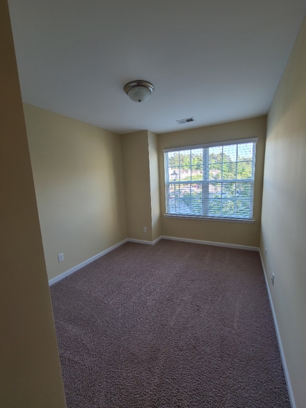 Building Photo - 447 Truman Dr