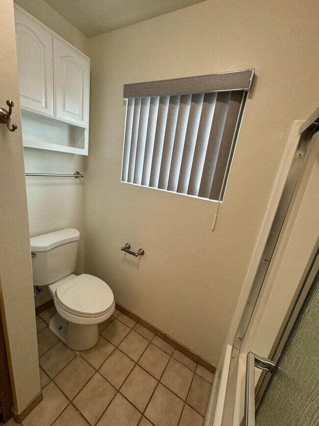 Building Photo - 5 Bedroom, 3.5 Bath, Beautiful 1,856 SQ FT...